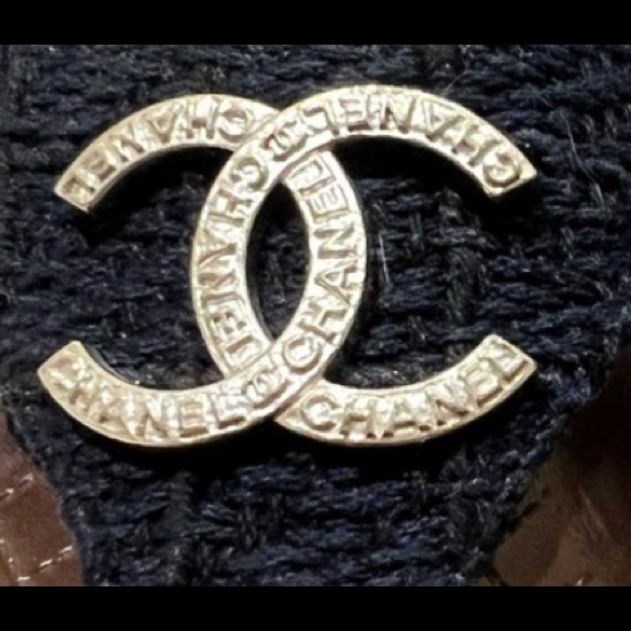 Chanel tweed thong with large CC detail - Picture 3 of 10